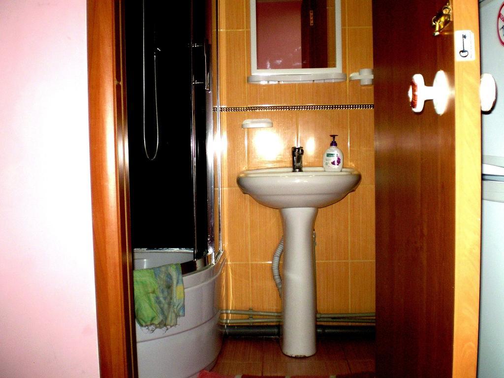 2 Комнаты 4 Дивана Чкалова-Садовая "Сити Центр" 2 Этаж Wi-Fi 2 Этажный Отдельный Дом Mykolaïv Camera foto